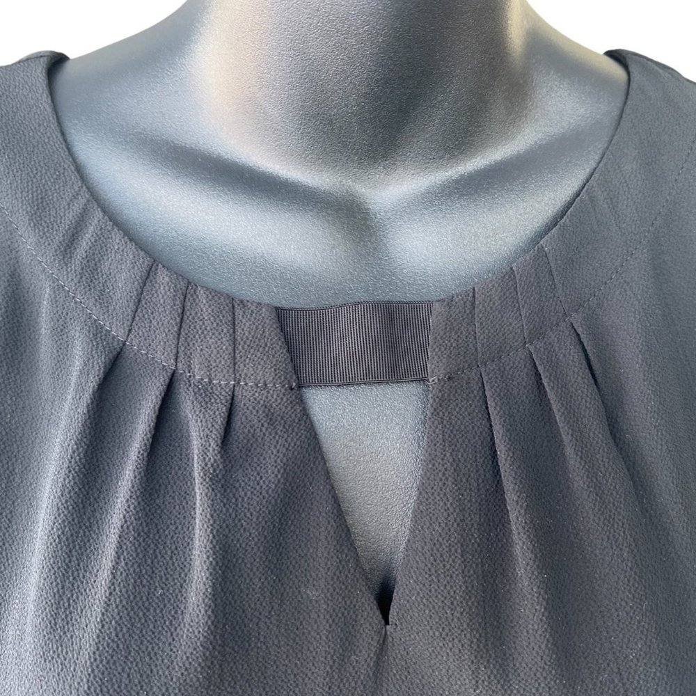 🌸6/$20🌸 Blouse with Short Tulip Sleeves - Picture 4 of 7